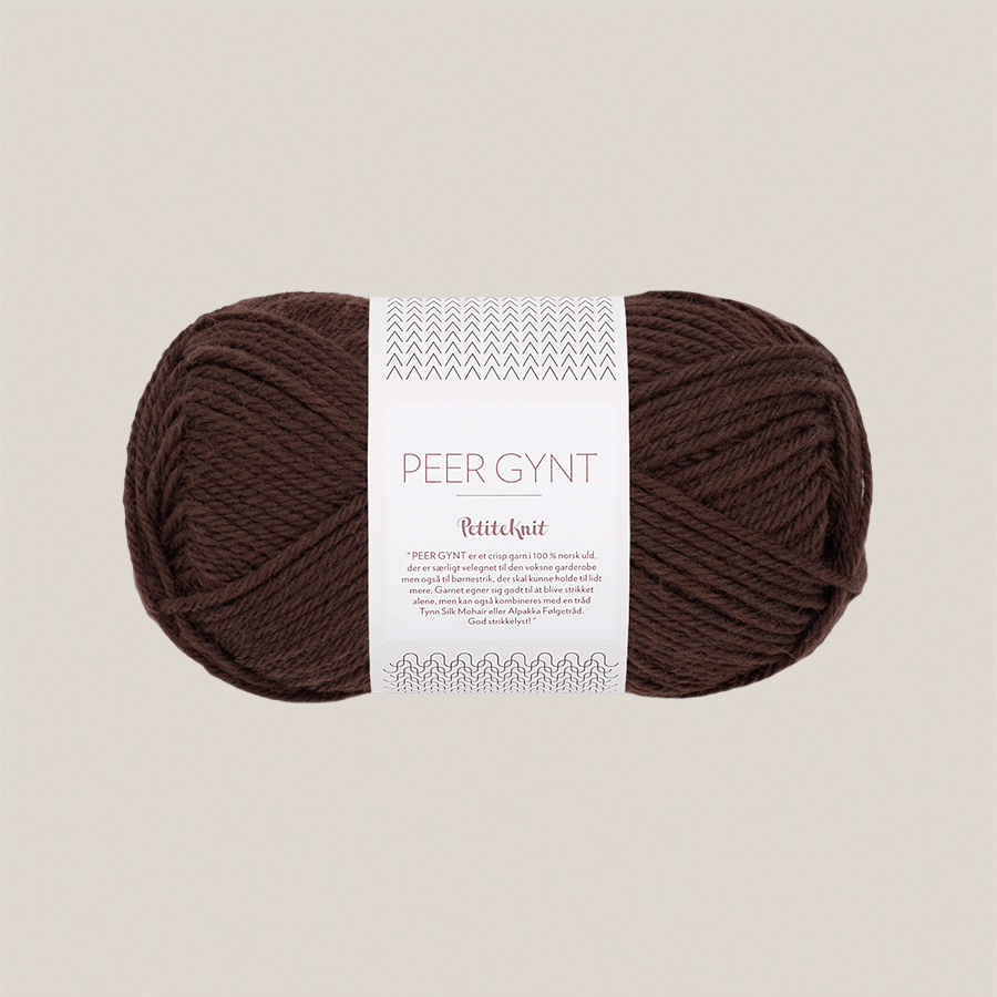 Peer Gynt fra Sandnes Garn – klassisk 100 % norsk uldgarn i sport weight, velegnet til sweatre, strukturstrik og slidstærke projekter, forhandles hos Den Lille Garnbiks. Løbelængde på 91 meter på 50 gram. strikkefasthed 21 masker på 10 cm på pind 4 millimeter. Farve 3091