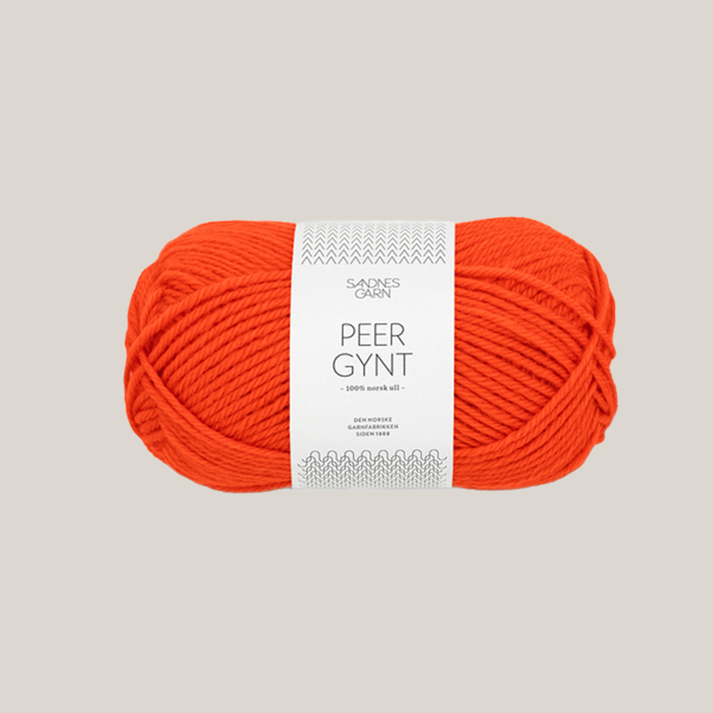 Peer Gynt fra Sandnes Garn – klassisk 100 % norsk uldgarn i sport weight, velegnet til sweatre, strukturstrik og slidstærke projekter, forhandles hos Den Lille Garnbiks. Løbelængde på 91 meter på 50 gram. strikkefasthed 21 masker på 10 cm på pind 4 millimeter. Farve 3819