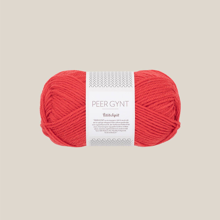 Peer Gynt fra Sandnes Garn – klassisk 100 % norsk uldgarn i sport weight, velegnet til sweatre, strukturstrik og slidstærke projekter, forhandles hos Den Lille Garnbiks. Løbelængde på 91 meter på 50 gram. strikkefasthed 21 masker på 10 cm på pind 4 millimeter. Farve 4008
