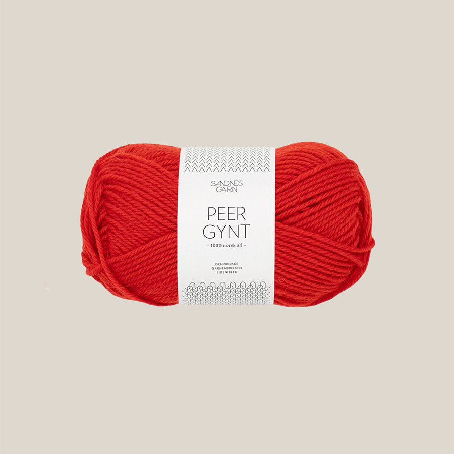 Peer Gynt fra Sandnes Garn – klassisk 100 % norsk uldgarn i sport weight, velegnet til sweatre, strukturstrik og slidstærke projekter, forhandles hos Den Lille Garnbiks. Løbelængde på 91 meter på 50 gram. strikkefasthed 21 masker på 10 cm på pind 4 millimeter. Farve 4018