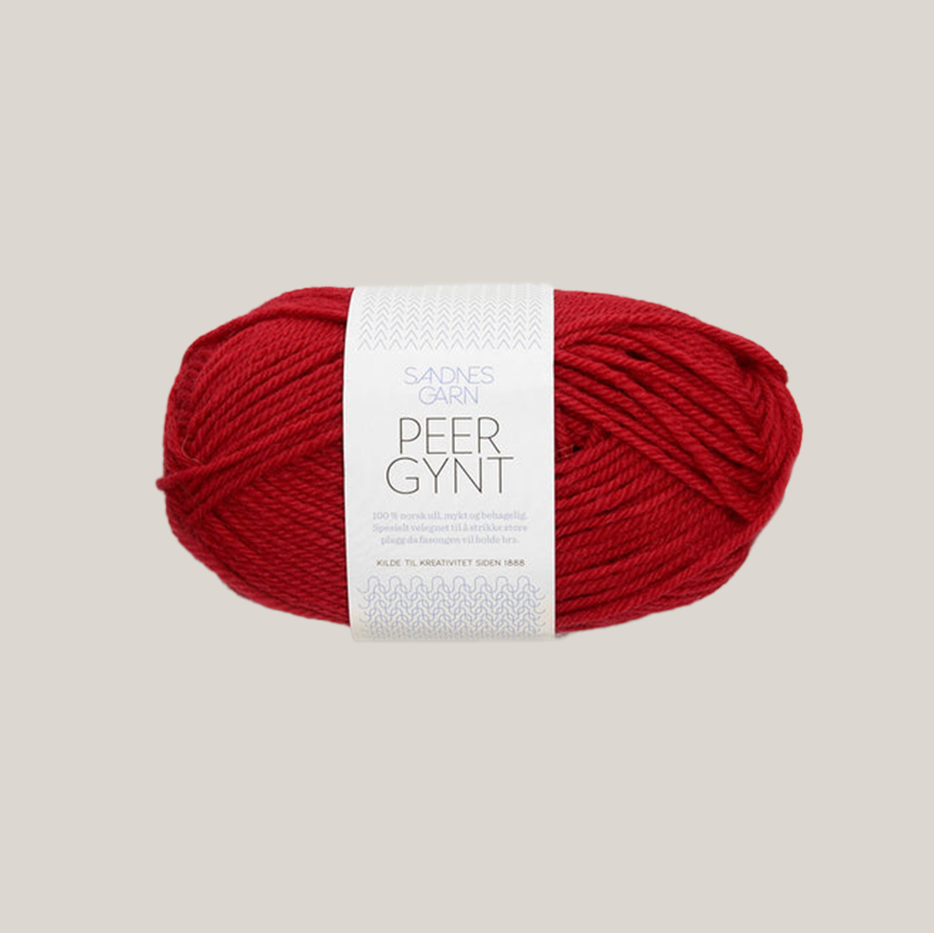 Peer Gynt fra Sandnes Garn – klassisk 100 % norsk uldgarn i sport weight, velegnet til sweatre, strukturstrik og slidstærke projekter, forhandles hos Den Lille Garnbiks. Løbelængde på 91 meter på 50 gram. strikkefasthed 21 masker på 10 cm på pind 4 millimeter. Farve 4228
