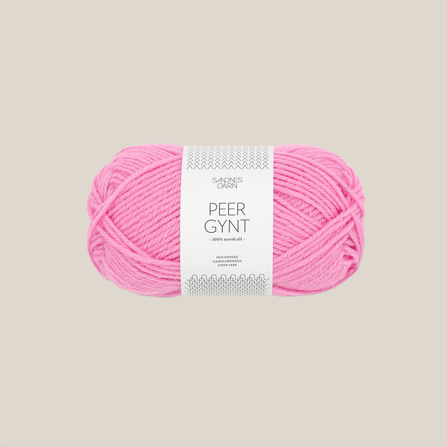 Peer Gynt fra Sandnes Garn – klassisk 100 % norsk uldgarn i sport weight, velegnet til sweatre, strukturstrik og slidstærke projekter, forhandles hos Den Lille Garnbiks. Løbelængde på 91 meter på 50 gram. strikkefasthed 21 masker på 10 cm på pind 4 millimeter. Farve 4626