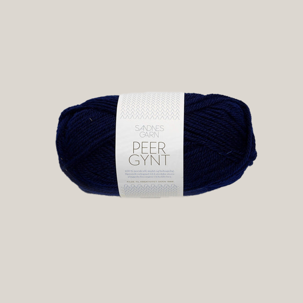 Peer Gynt fra Sandnes Garn – klassisk 100 % norsk uldgarn i sport weight, velegnet til sweatre, strukturstrik og slidstærke projekter, forhandles hos Den Lille Garnbiks. Løbelængde på 91 meter på 50 gram. strikkefasthed 21 masker på 10 cm på pind 4 millimeter. Farve 5575
