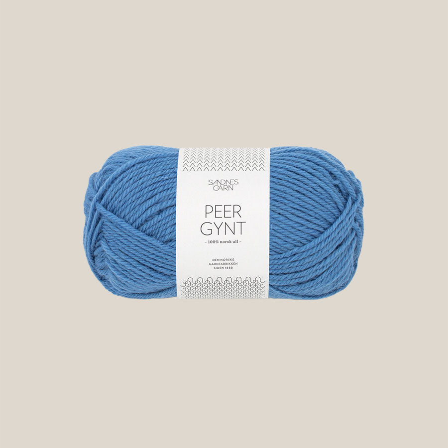 Peer Gynt fra Sandnes Garn – klassisk 100 % norsk uldgarn i sport weight, velegnet til sweatre, strukturstrik og slidstærke projekter, forhandles hos Den Lille Garnbiks. Løbelængde på 91 meter på 50 gram. strikkefasthed 21 masker på 10 cm på pind 4 millimeter. Farve 6044