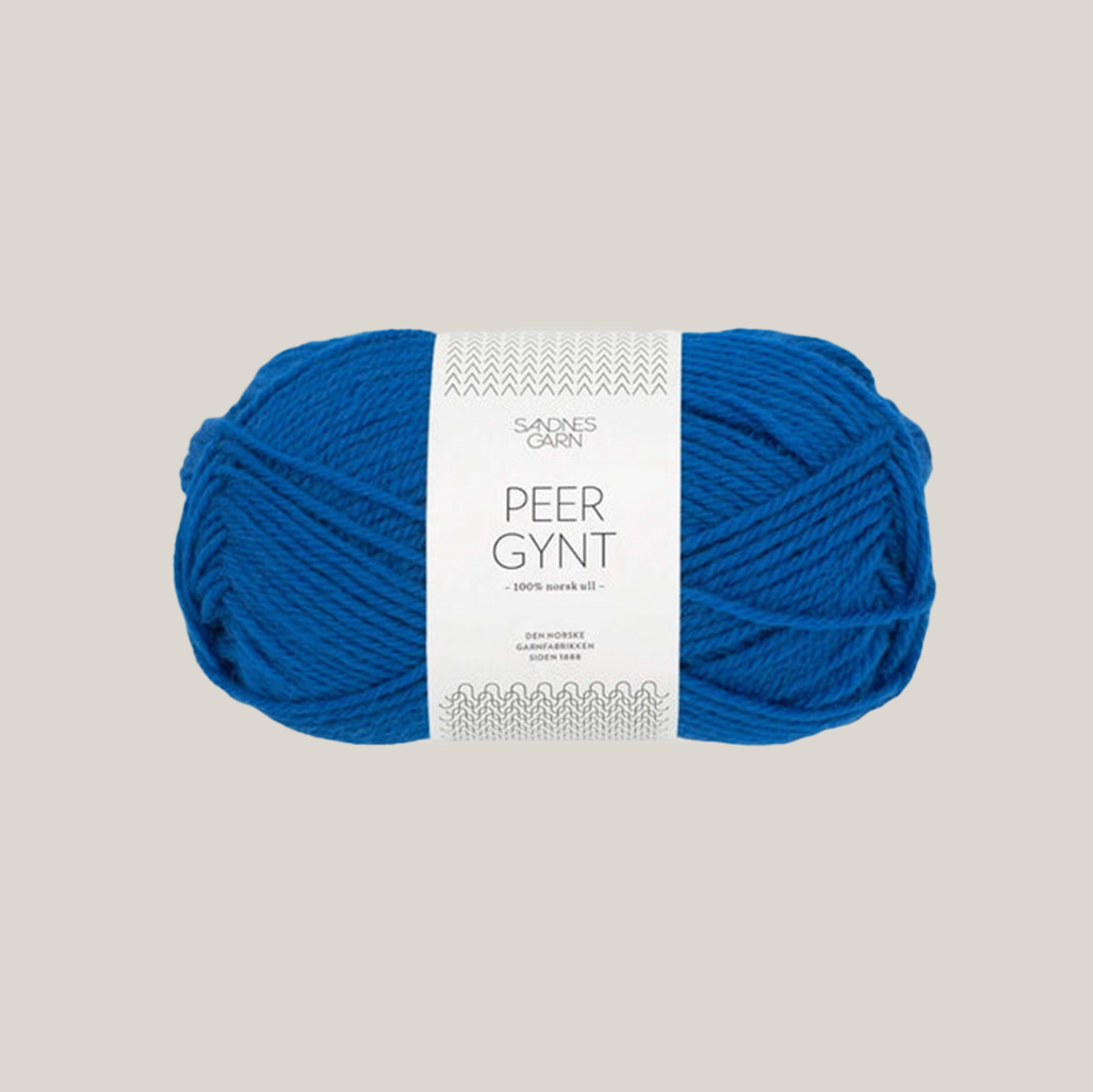 Peer Gynt fra Sandnes Garn – klassisk 100 % norsk uldgarn i sport weight, velegnet til sweatre, strukturstrik og slidstærke projekter, forhandles hos Den Lille Garnbiks. Løbelængde på 91 meter på 50 gram. strikkefasthed 21 masker på 10 cm på pind 4 millimeter. Farve 6046