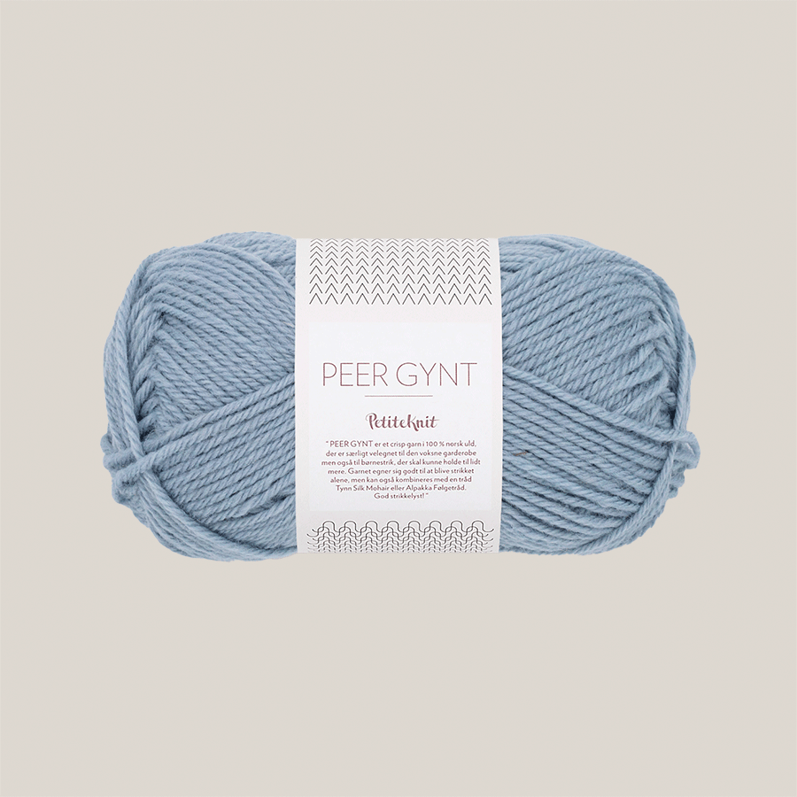 Peer Gynt fra Sandnes Garn – klassisk 100 % norsk uldgarn i sport weight, velegnet til sweatre, strukturstrik og slidstærke projekter, forhandles hos Den Lille Garnbiks. Løbelængde på 91 meter på 50 gram. strikkefasthed 21 masker på 10 cm på pind 4 millimeter. Farve 6050