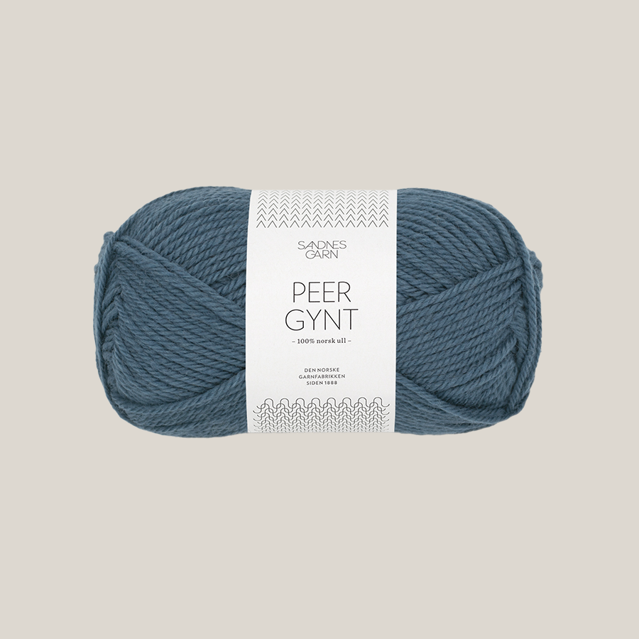 Peer Gynt fra Sandnes Garn – klassisk 100 % norsk uldgarn i sport weight, velegnet til sweatre, strukturstrik og slidstærke projekter, forhandles hos Den Lille Garnbiks. Løbelængde på 91 meter på 50 gram. strikkefasthed 21 masker på 10 cm på pind 4 millimeter. Farve 6572