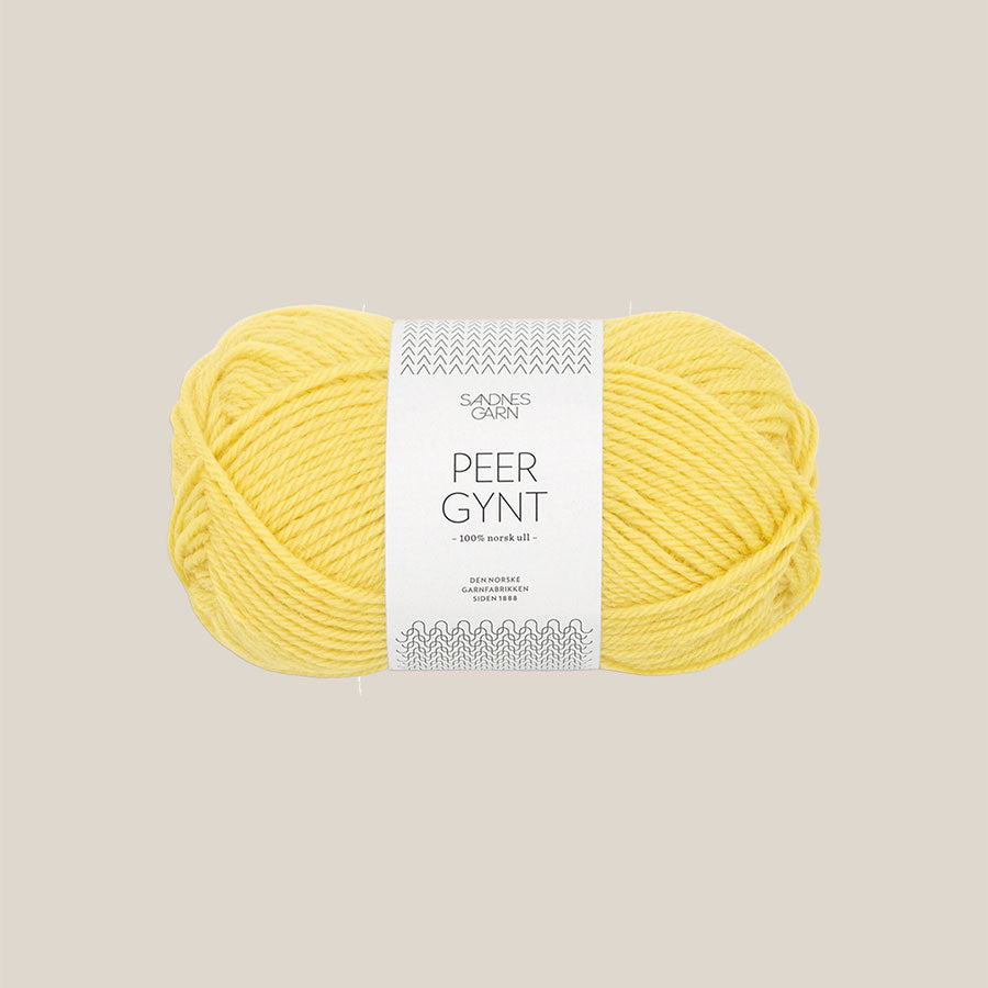 Peer Gynt fra Sandnes Garn – klassisk 100 % norsk uldgarn i sport weight, velegnet til sweatre, strukturstrik og slidstærke projekter, forhandles hos Den Lille Garnbiks. Løbelængde på 91 meter på 50 gram. strikkefasthed 21 masker på 10 cm på pind 4 millimeter. Farve 9004