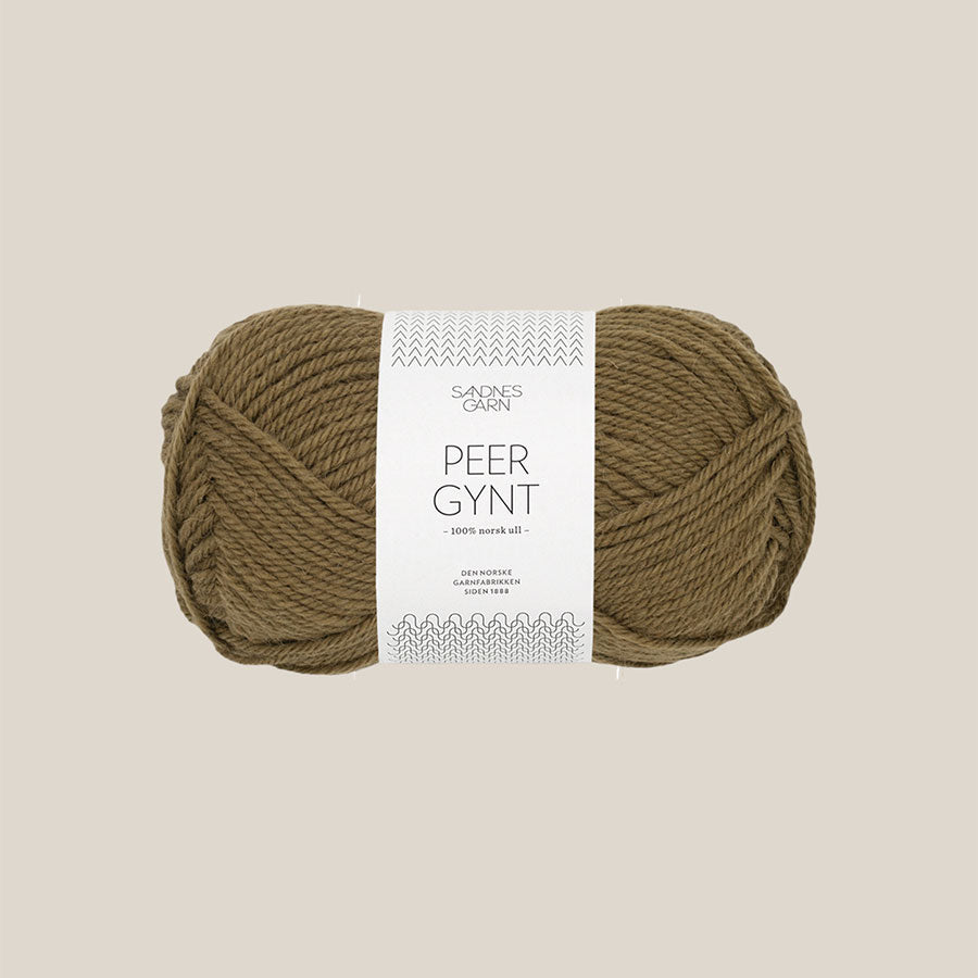 Peer Gynt fra Sandnes Garn – klassisk 100 % norsk uldgarn i sport weight, velegnet til sweatre, strukturstrik og slidstærke projekter, forhandles hos Den Lille Garnbiks. Løbelængde på 91 meter på 50 gram. strikkefasthed 21 masker på 10 cm på pind 4 millimeter. Farve 9873