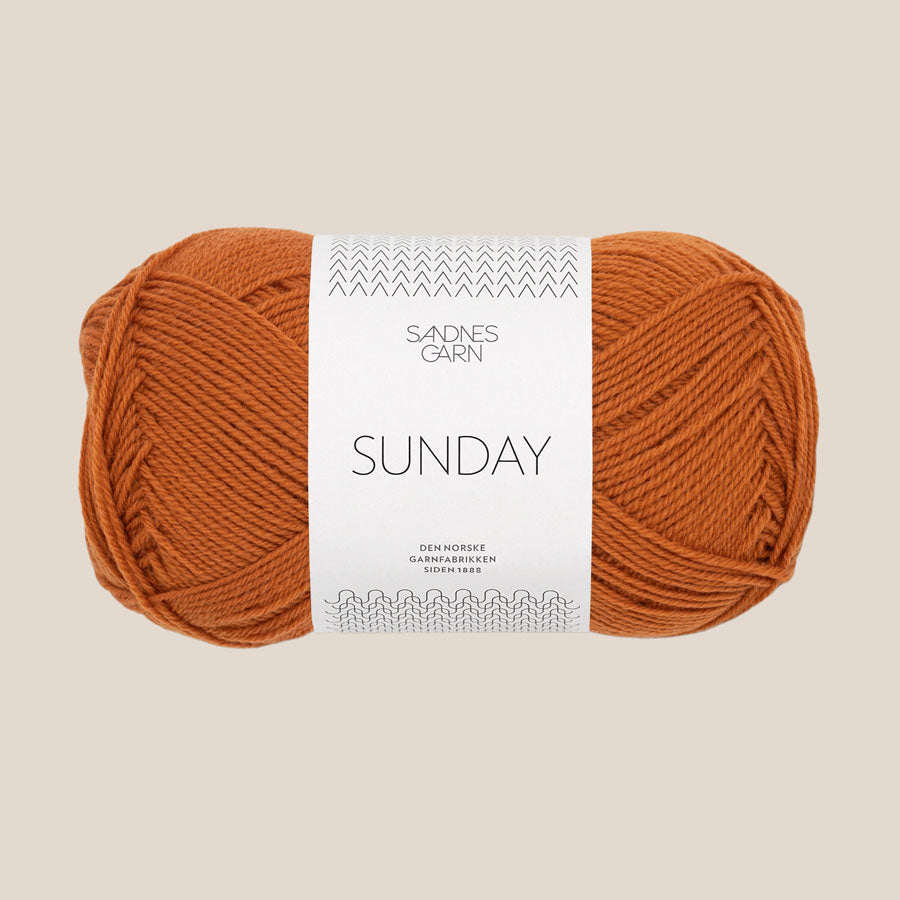 Sunday fra Sandnes Garn – blødt og ubehandlet merinouldgarn i fingering weight, perfekt til babystrik, finstrik og som følgetråd, forhandles hos Den Lille Garnbiks. 100% Merino. strikkefasthed på 28 masker på 10 cm. løbelængde på 235 meter på 50 gram. Farve 2745