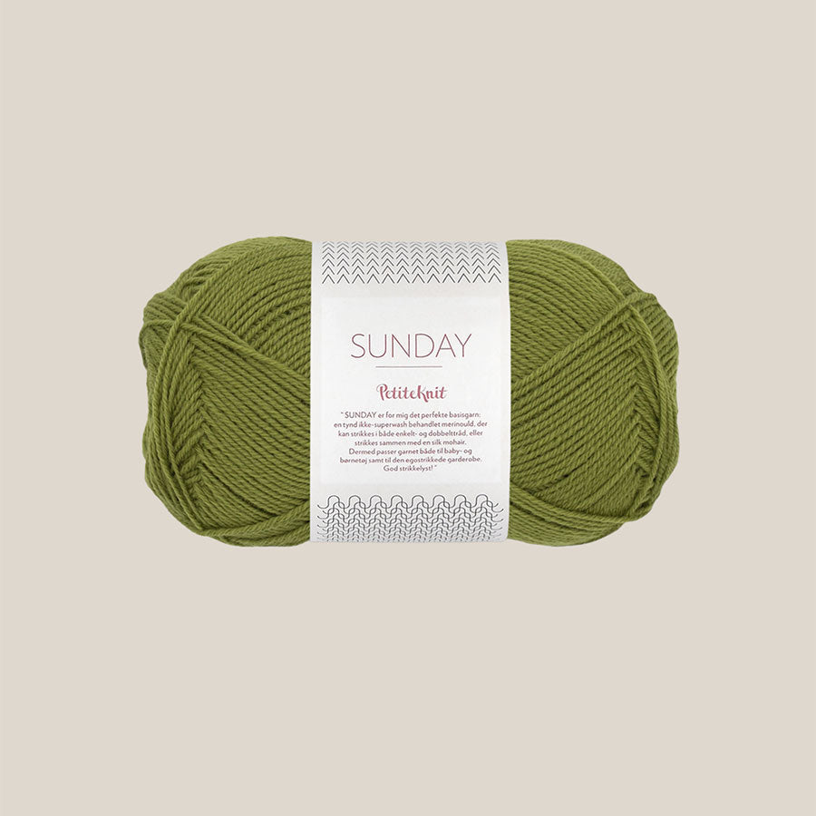 Sunday fra Sandnes Garn – blødt og ubehandlet merinouldgarn i fingering weight, perfekt til babystrik, finstrik og som følgetråd, forhandles hos Den Lille Garnbiks. 100% Merino. strikkefasthed på 28 masker på 10 cm. løbelængde på 235 meter på 50 gram. Farve 9564