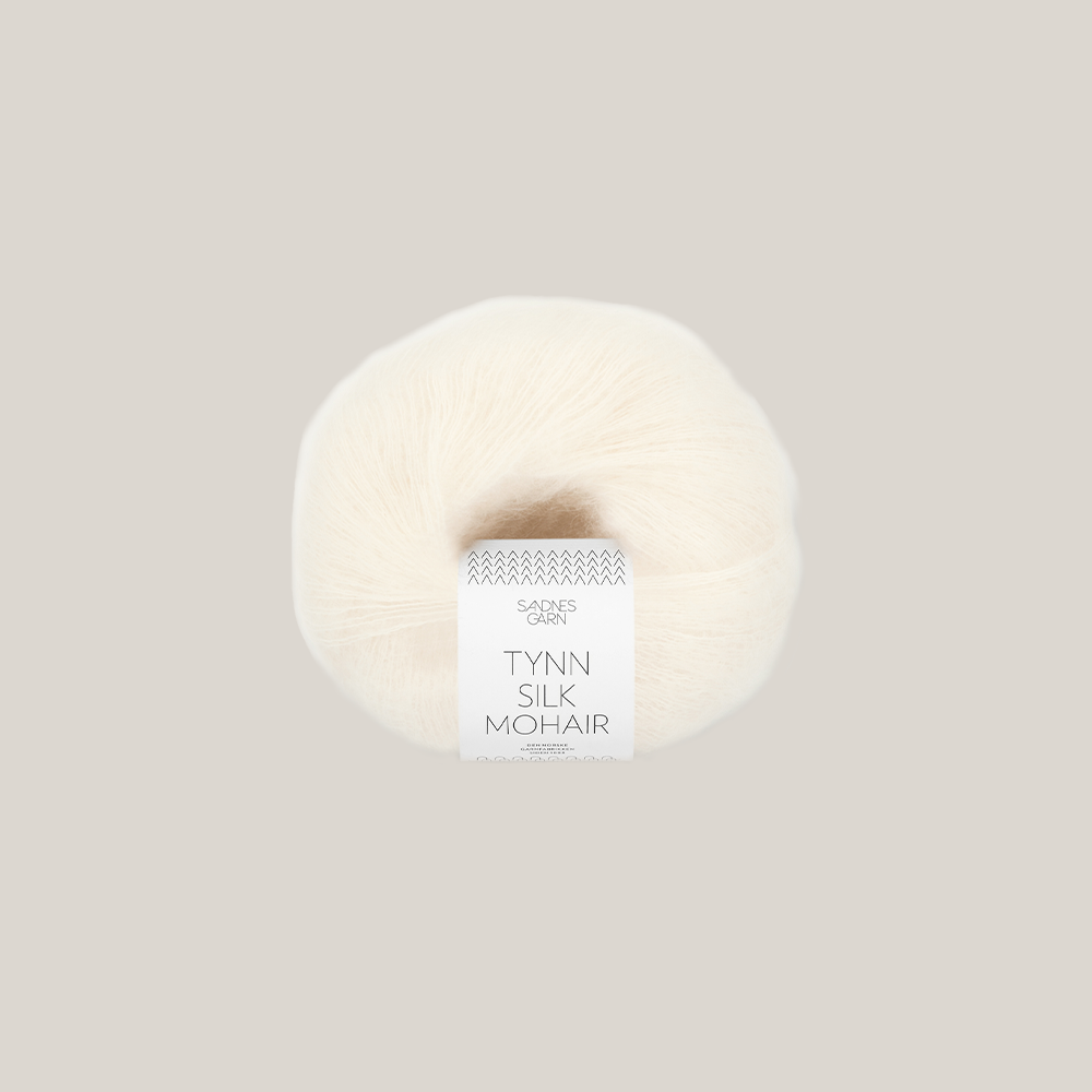 Sandnes Tynn Silk Mohair garn – eksklusivt lace weight garn med mohair og silke, ideelt til strik af lette sweatre, sjaler og trøjer. Farve 1012 – naturhvid. Perfekt som følgetråd.