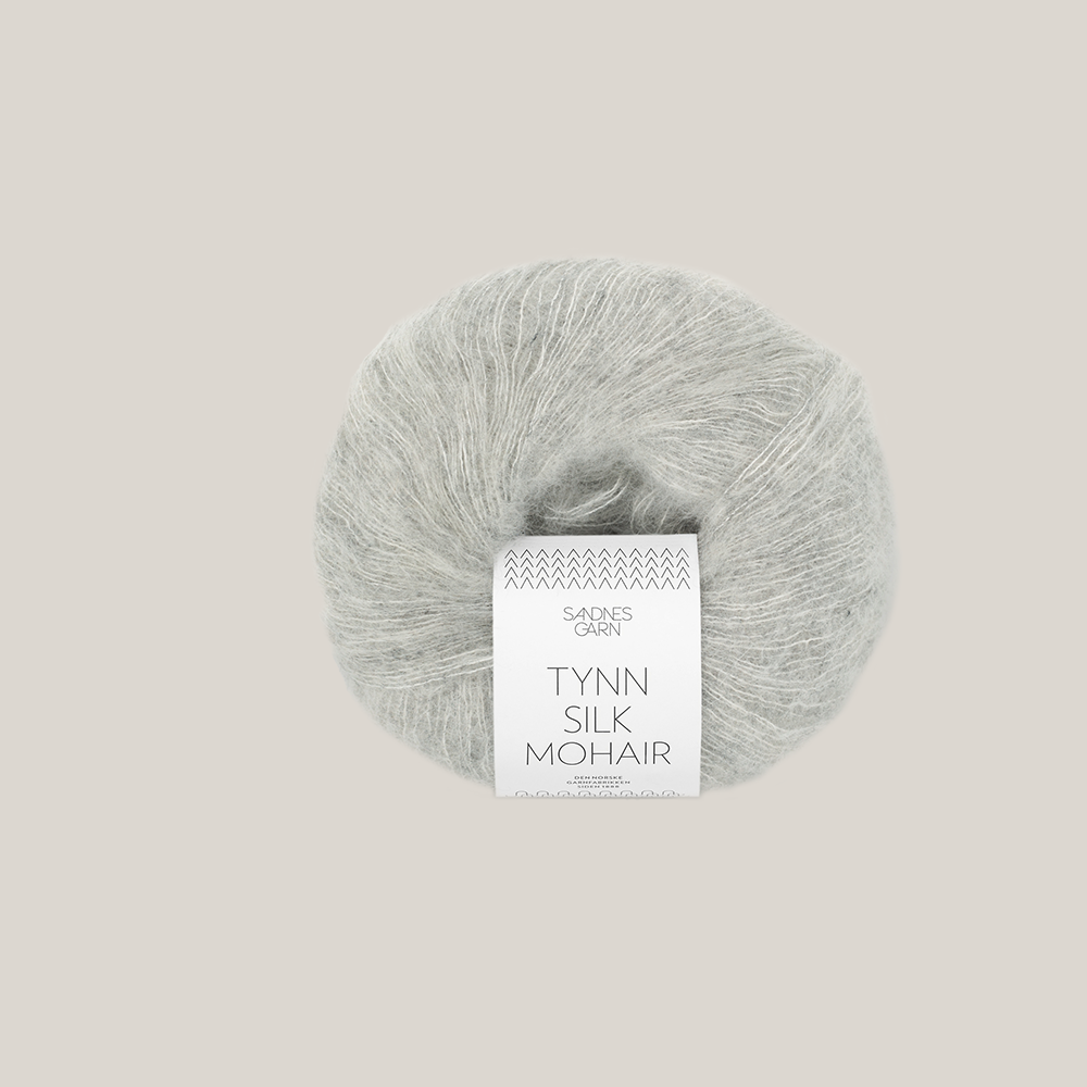 Sandnes Tynn Silk Mohair garn – eksklusivt lace weight garn med mohair og silke, ideelt til strik af lette sweatre, sjaler og trøjer. Farve 1022. Perfekt som følgetråd.