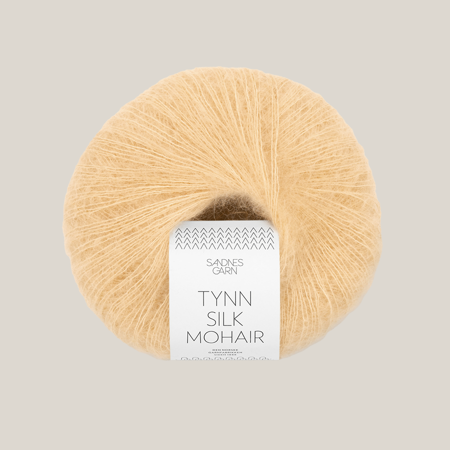 Sandnes Tynn Silk Mohair garn – eksklusivt lace weight garn med mohair og silke, ideelt til strik af lette sweatre, sjaler og trøjer. Farve 2122. Perfekt som følgetråd.