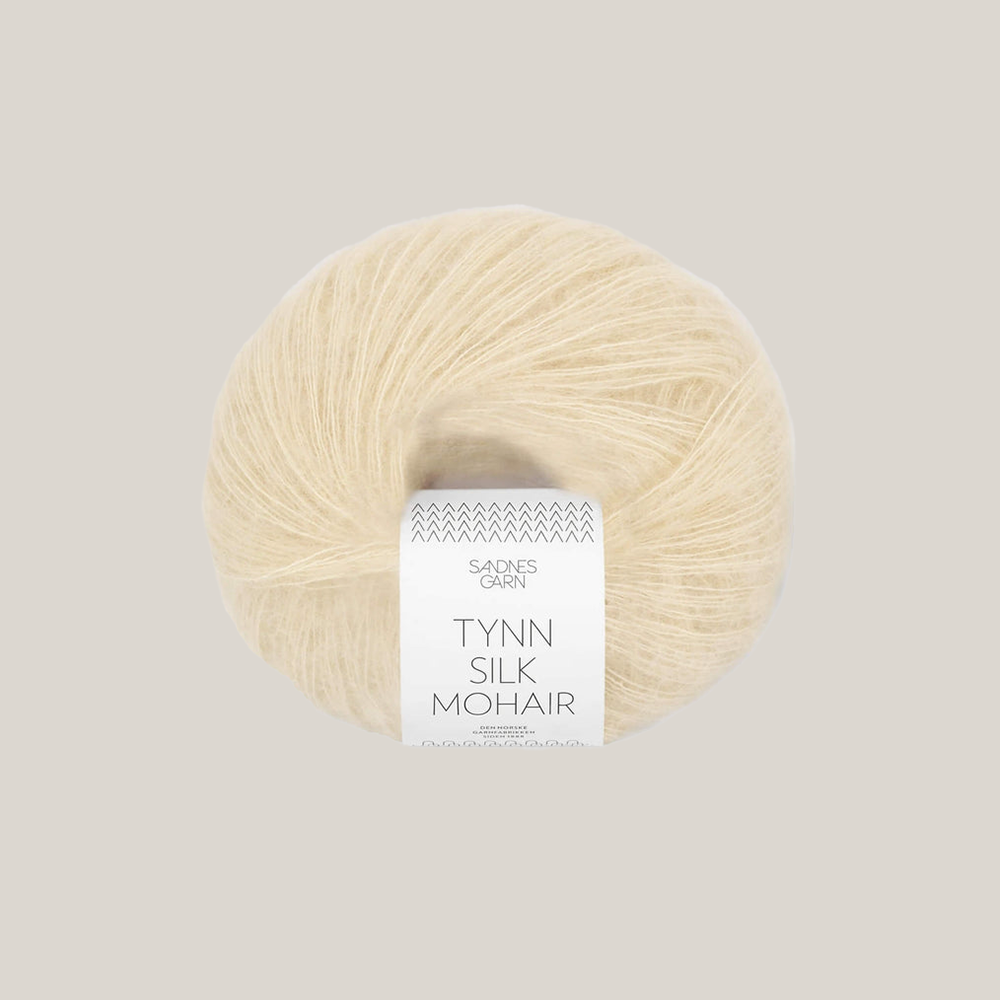 Sandnes Tynn Silk Mohair garn – eksklusivt lace weight garn med mohair og silke, ideelt til strik af lette sweatre, sjaler og trøjer. Farve 2511. Perfekt som følgetråd.