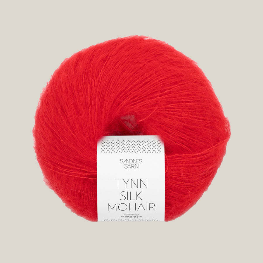 Sandnes Tynn Silk Mohair garn – eksklusivt lace weight garn med mohair og silke, ideelt til strik af lette sweatre, sjaler og trøjer. Farve 4018. Perfekt som følgetråd.