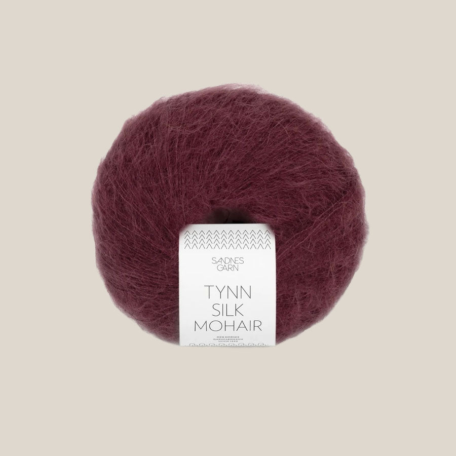 Sandnes Tynn Silk Mohair garn – eksklusivt lace weight garn med mohair og silke, ideelt til strik af lette sweatre, sjaler og trøjer. Farve 4372. Perfekt som følgetråd.