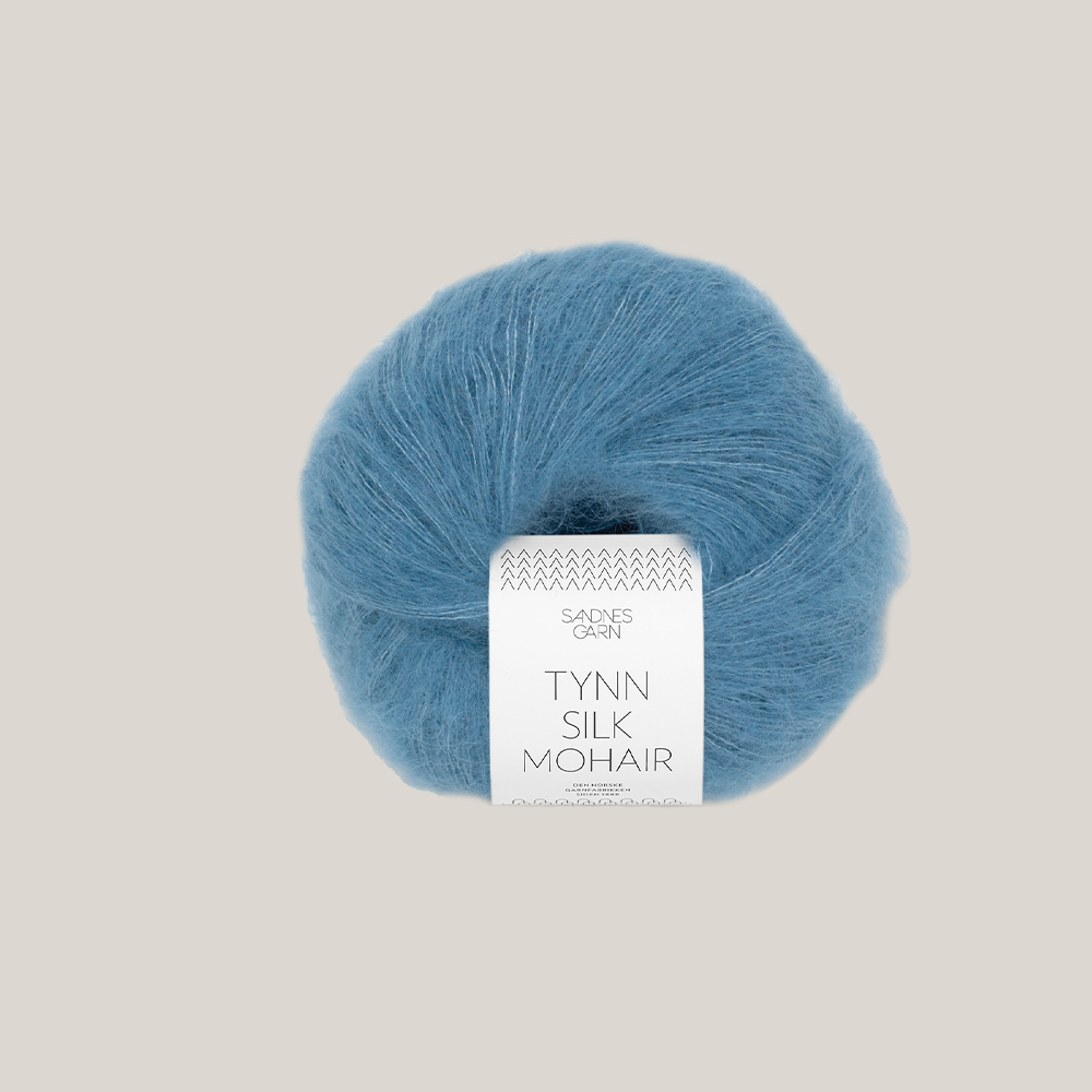 Sandnes Tynn Silk Mohair garn – eksklusivt lace weight garn med mohair og silke, ideelt til strik af lette sweatre, sjaler og trøjer. Farve 6042. Perfekt som følgetråd.