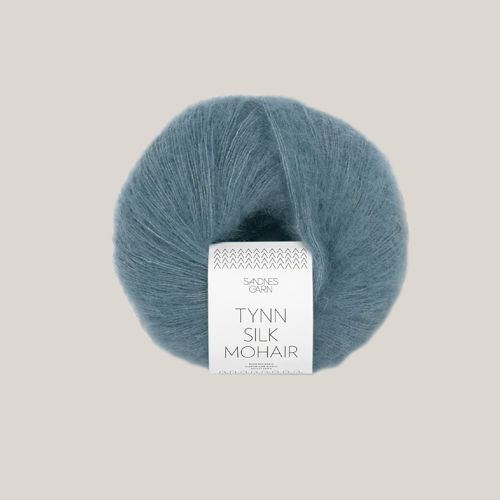 Sandnes Tynn Silk Mohair garn – eksklusivt lace weight garn med mohair og silke, ideelt til strik af lette sweatre, sjaler og trøjer. Farve 6552. Perfekt som følgetråd.