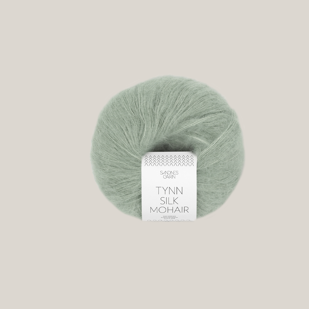 Sandnes Tynn Silk Mohair garn – eksklusivt lace weight garn med mohair og silke, ideelt til strik af lette sweatre, sjaler og trøjer. Farve 8521. Perfekt som følgetråd.