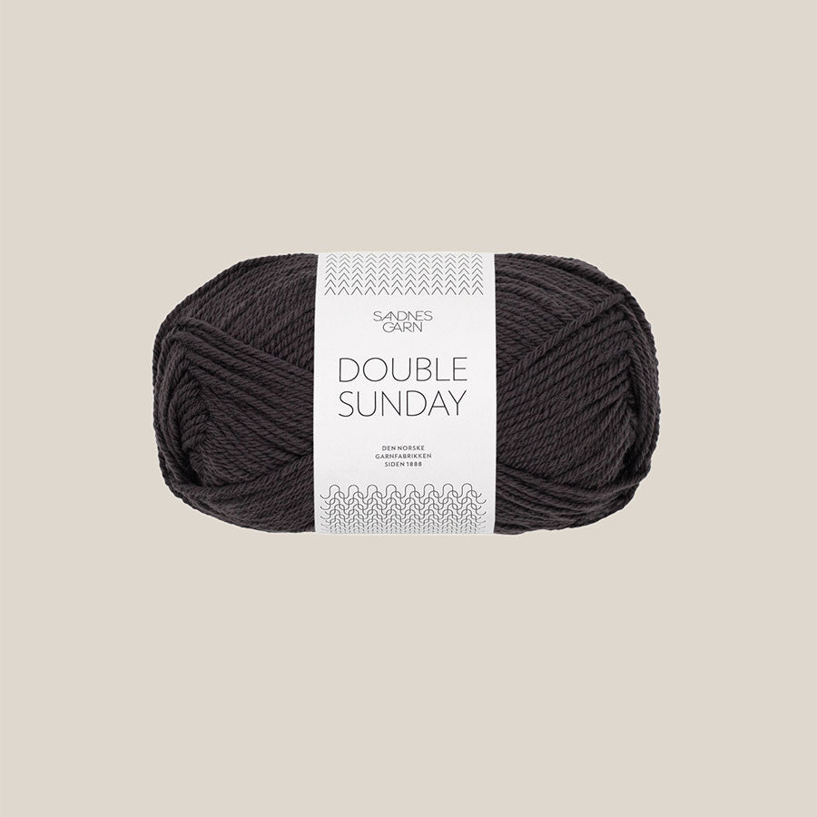 Double sunday fra Sandnes Garn. 100% merino. Køb det hos Den Lille Garnbiks. 108 meter på 50 gram. Strikkepind 3,5 millimeter til 4,5 millimeter. Farve 3800 Bristol Black