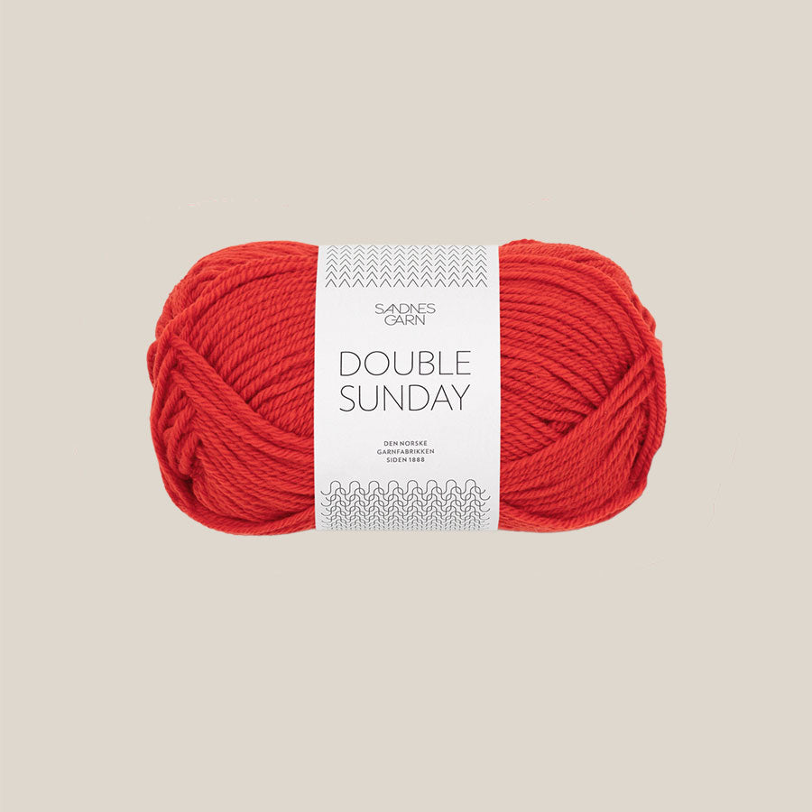Double sunday fra Sandnes Garn. 100% merino. Køb det hos Den Lille Garnbiks. 108 meter på 50 gram. Strikkepind 3,5 millimeter til 4,5 millimeter. Farve 4018, scarlet red