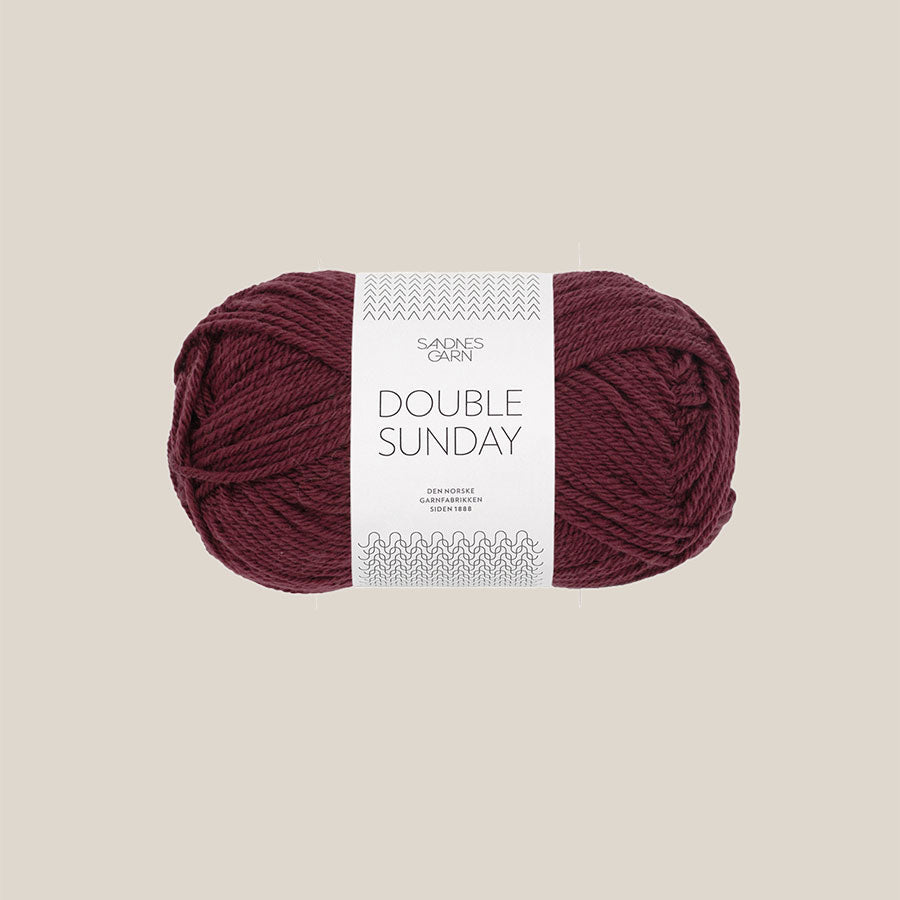 Double sunday fra Sandnes Garn. 100% merino. Køb det hos Den Lille Garnbiks. 108 meter på 50 gram. Strikkepind 3,5 millimeter til 4,5 millimeter. Farve 4372, dyb burgunder.