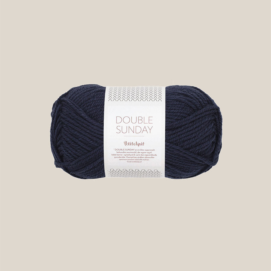 Double sunday fra Sandnes Garn. 100% merino. Køb det hos Den Lille Garnbiks. 108 meter på 50 gram. Strikkepind 3,5 millimeter til 4,5 millimeter. Farve 5591, night sky
