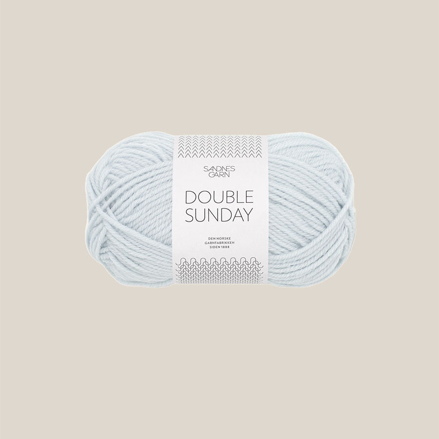Double sunday fra Sandnes Garn. 100% merino. Køb det hos Den Lille Garnbiks. 108 meter på 50 gram. Strikkepind 3,5 millimeter til 4,5 millimeter. Farve 5811