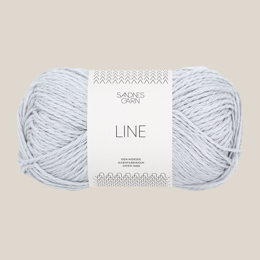 Line fra Sandnes Garn. Køb det hos Den Lille Garnbiks. Sommergarn. Viskose,hør, bomulds blanding. løbelængde på 110 meter på 50 gram. strikkes på en strikkepind 3,5 millimeter-4 millimeter. farve 5811, arctic ice