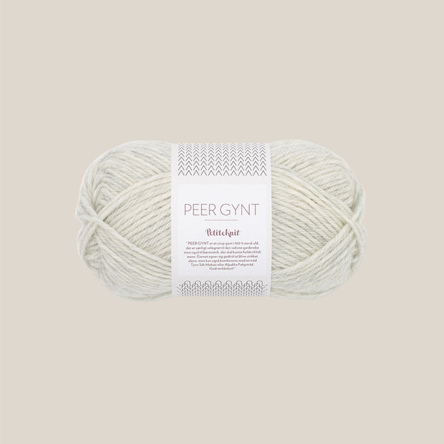 Peer Gynt fra Sandnes Garn – klassisk 100 % norsk uldgarn i sport weight, velegnet til sweatre, strukturstrik og slidstærke projekter, forhandles hos Den Lille Garnbiks. Løbelængde på 91 meter på 50 gram. strikkefasthed 21 masker på 10 cm på pind 4 millimeter. Farve 1021