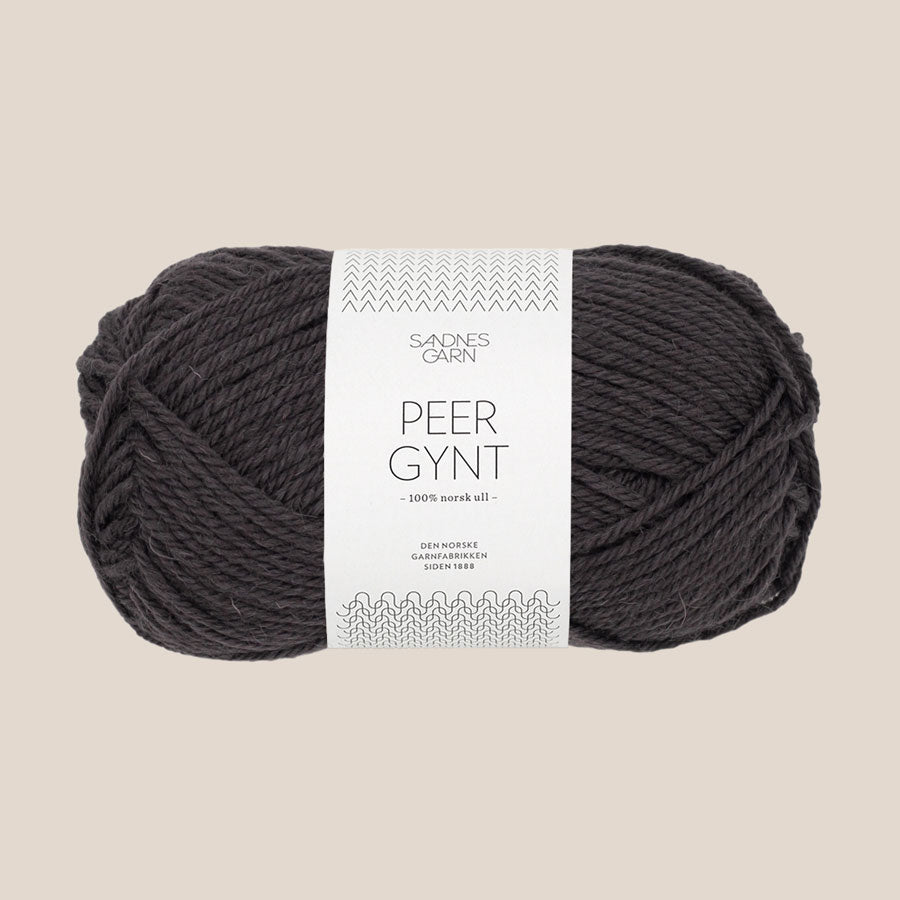 Peer Gynt fra Sandnes Garn – klassisk 100 % norsk uldgarn i sport weight, velegnet til sweatre, strukturstrik og slidstærke projekter, forhandles hos Den Lille Garnbiks. Løbelængde på 91 meter på 50 gram. strikkefasthed 21 masker på 10 cm på pind 4 millimeter. Farve 3800