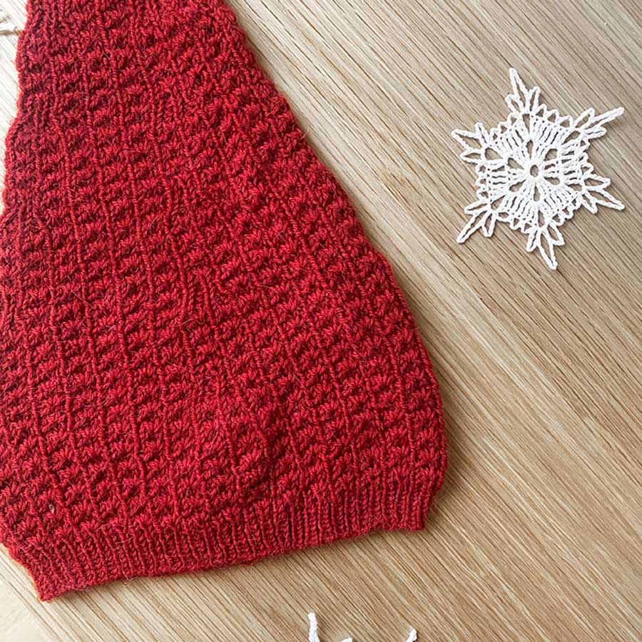 Bellis julehue strikkeopskrift fra KnitVik. Strikket i bellis mønsteret. julestrik på pind 3,5 millimeter strikkepinde og en strikkkefasthed på 26 masker. Jule strikke opskrift til børn. Køb garnkittet hos Den Lille Garnbiks.