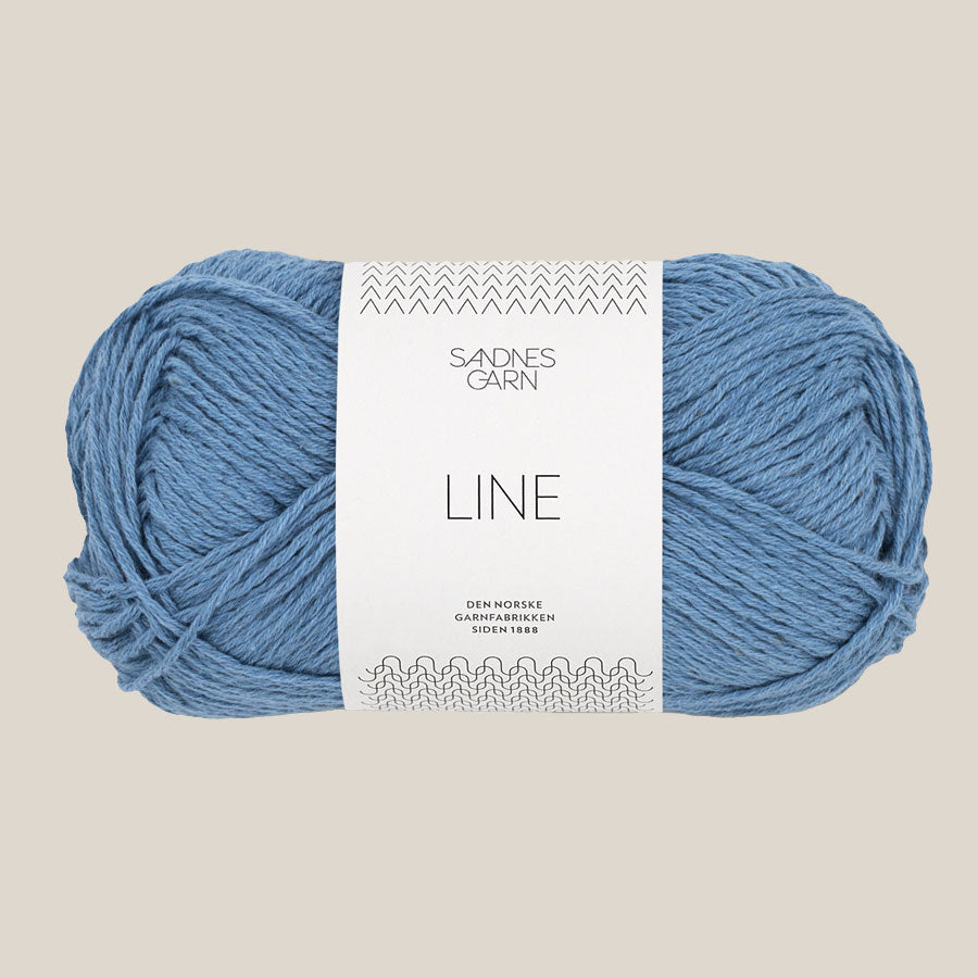 Line fra Sandnes Garn. Køb det hos Den Lille Garnbiks. Sommergarn. Viskose,hør, bomulds blanding. løbelængde på 110 meter på 50 gram. strikkes på en strikkepind 3,5 millimeter-4 millimeter. Farve 6044, Regatta blå