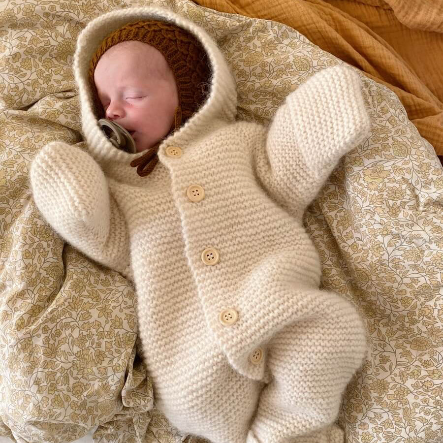 Garnkit: Selmas sovedragt af Petiteknit (opskrift + garn)