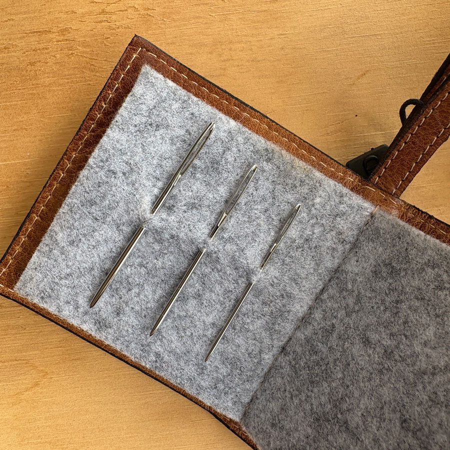 Stramajnåle til at hæfte ender på ens strikkeprojekt eller hækleprojekt. Stramajnåle er uden spids og med et stort nåleøje, så man nemt kan få tykt garn igennem. 